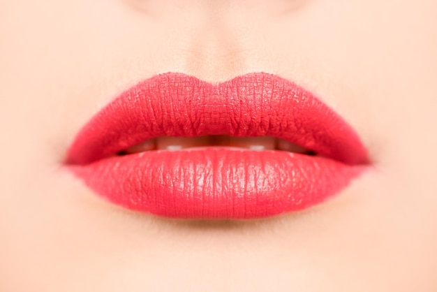 Labios sensuales Hermoso lápiz labial rojo Boca abierta sensual Hermoso primer plano de maquillaje