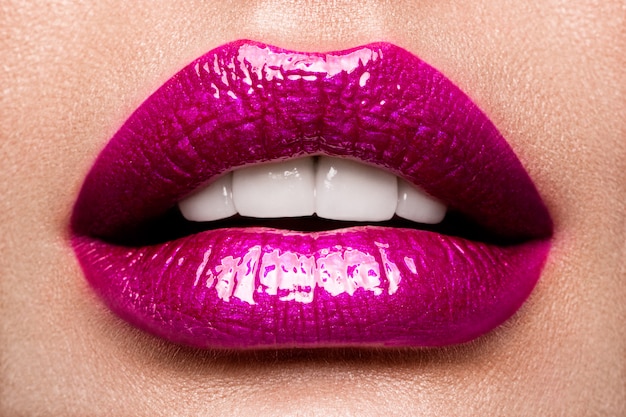 Foto labios sexy detalle de maquillaje de labios de belleza rosa.