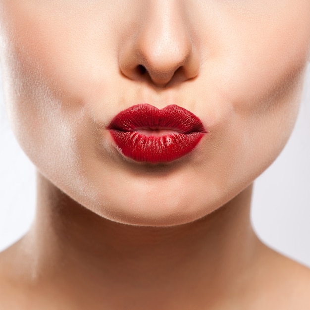 Labios sexy. detalle de maquillaje de labios rojos de belleza.