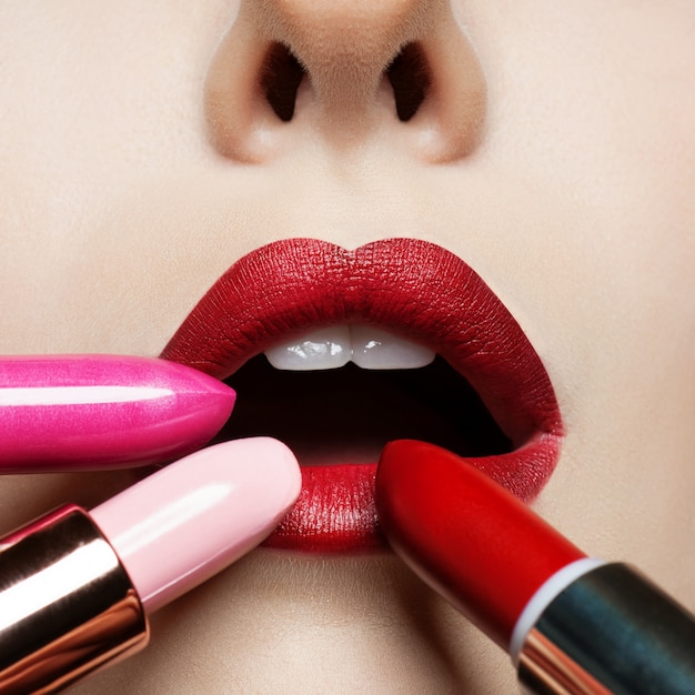 Labios Sexy. Detalle de maquillaje de labios rojos de belleza.