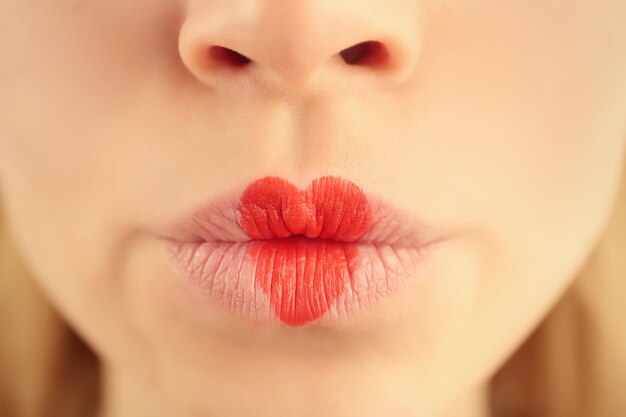 Labios sexy con pintura de forma de corazón de coral closeup