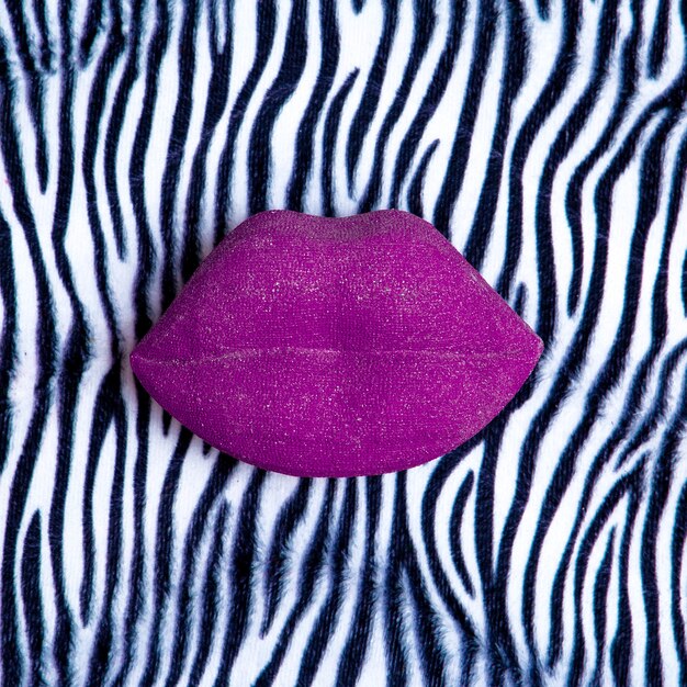 Labios sobre un fondo de estampado de cebra. Concepto de maquillaje