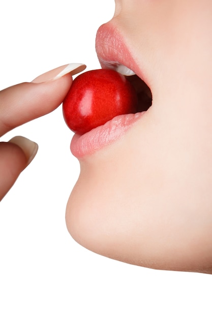 Lábios vermelhos sensuais com cereja isolado no branco