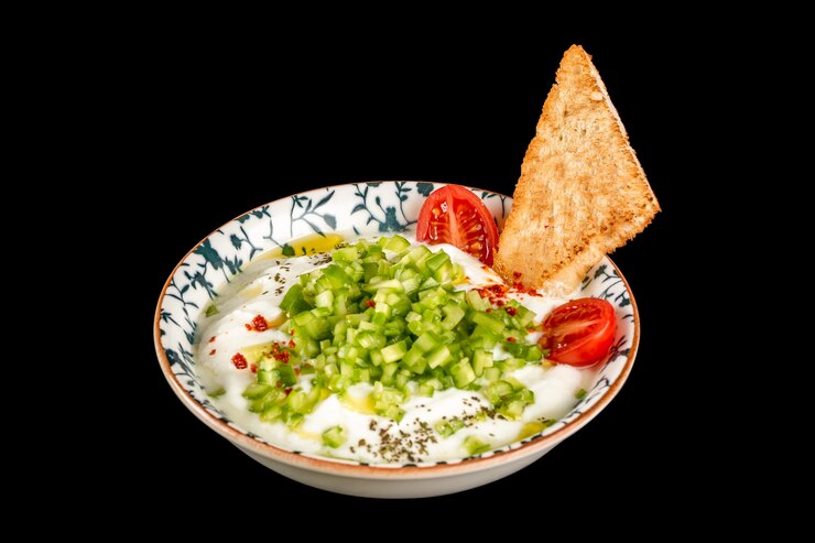 Labneh queso crema libanés fresco con sal de aceite de oliva pimiento tomate y tostadas de pan en un tazón