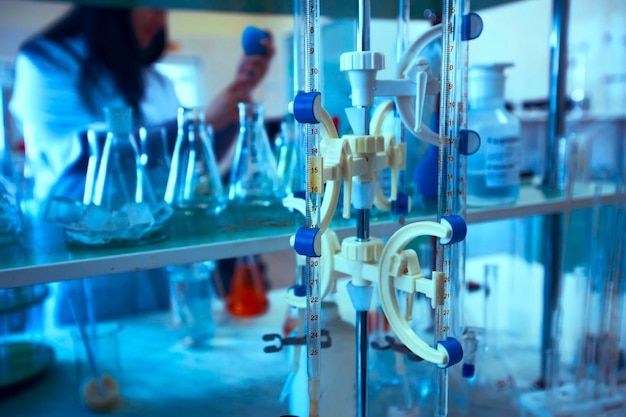 Labor für die Herstellung von Impfstoffen. Glaskolben mit einer chemischen Flüssigkeit in Infrarotstrahlung.