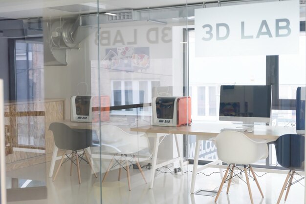 Laboratorio 3D, aula laboratorio de nuevas tecnologías. Interior de oficina moderna de negocios de inicio