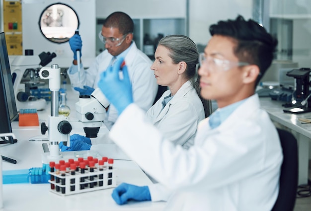 Laboratorio de ciencia y equipo con análisis de sangre para investigación médica y estudio en clínica Análisis de laboratorio y profesional de la salud con innovación e investigación para prueba covid de científico de adn