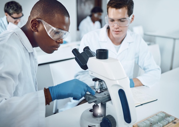 Laboratorio científico y equipo que investigan con microscopio para análisis y datos de descubrimiento médico Biotecnología sanitaria y colaboración de científicos para resultados de pruebas de laboratorio y exámenes en la clínica