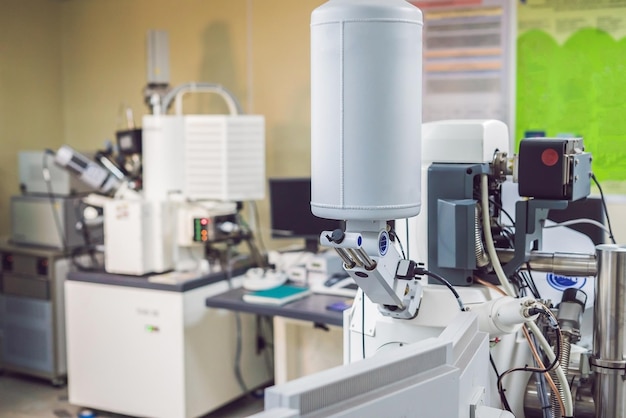 Laboratorio científico con un par de microscopios electrónicos.