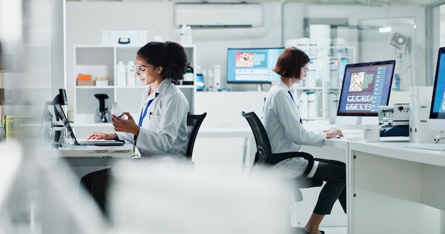 Laboratorio científico y personas en computadora para el análisis médico, la investigación y el desarrollo de medicamentos Equipo de biotecnología de la salud y científicas con equipos para el experimento y el estudio de muestras