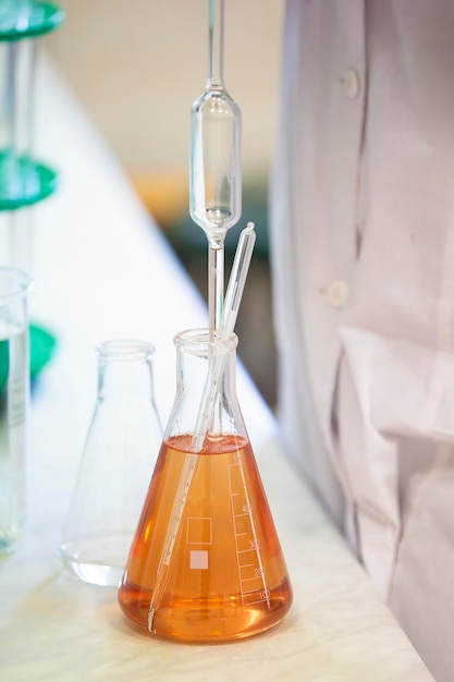 Laboratório com tubos de ensaio de vidro para bebidas alcoólicas