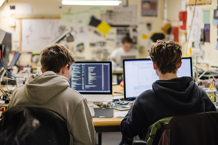 Foto laboratorio creativo de startups tecnológicas con estudiantes universitarios