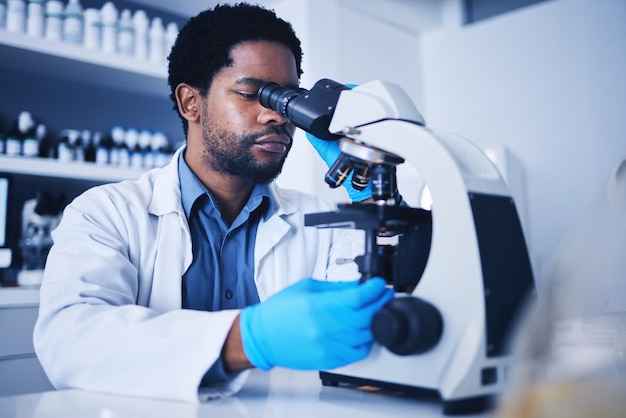 Laboratório de ciências do microscópio e pesquisa do homem negro revisão de análise médica e biotecnologia Cientista microbiologia e investigação de estudo do trabalhador inovação em saúde ou teste de especialista em planejamento