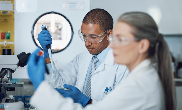 Foto laboratório de ciências e homem com exame médico para pesquisa médica e estudo na clínica placa de petri especialista em laboratório e profissional com inovação e investigação para o trabalho químico do cientista de dna