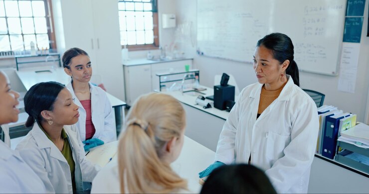 Foto laboratório de ciências e professor com estudantes para educação aprendizagem e pesquisa na universidade de medicina escola de biotecnologia e mulher com pessoas para experiência estudando e ensinando na faculdade