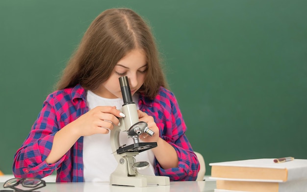 Laboratório de química. ensino de pesquisa. futuro garoto cientista com escopo. aproveitar o método científico. ciência e infância. menina adolescente curiosa usando microscópio. de volta à escola. estudar biologia,