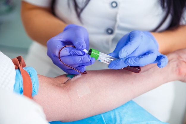 Laboratorio con enfermera tomando una muestra de sangre del paciente