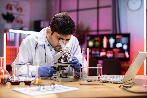 Foto laboratorio farmacéutico científico avanzado para el desarrollo de la biotecnología de la medicina