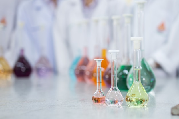 Laboratorio de investigación - Cristalería y equipos utilizados en trabajos científicos para entornos químicos.