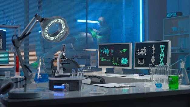 Laboratorio de investigación médica moderno Lugar de trabajo vacío de un científico o investigador con micrófono de computadora