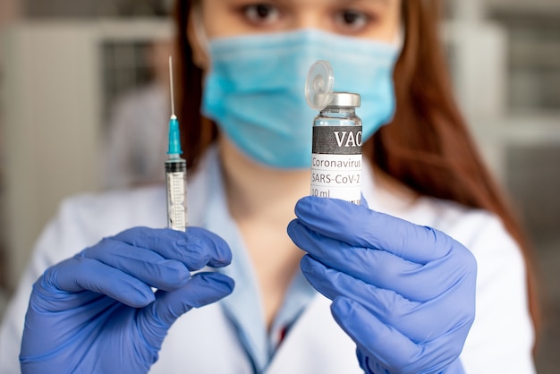 Foto laboratório médico segurando tubo com vacina ncov coronavirus para vírus covid 2019-ncov.