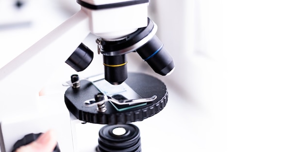 Foto laboratório médico uso de um microscópio para amostras biológicas químicas examinando equipamentos líquidos