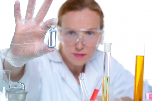 Foto laboratorio químico científico mujer trabajando con botella