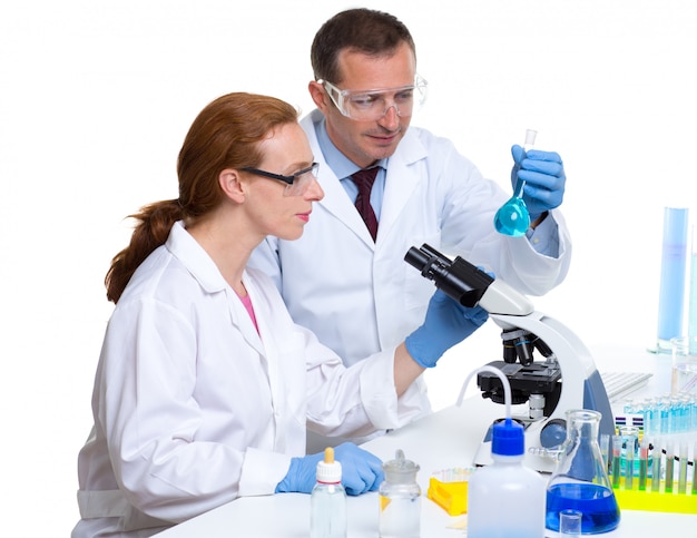 laboratório químico com dois cientistas trabalhando