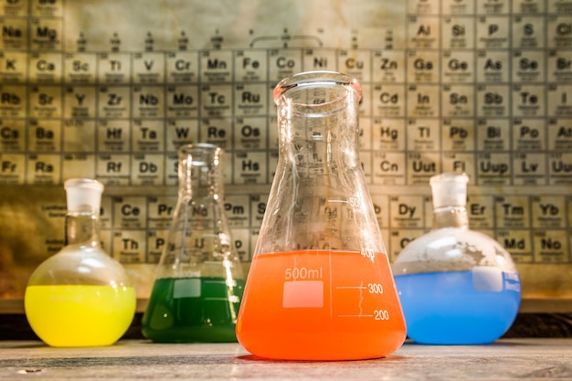 Laboratório químico vintage com copos de cor