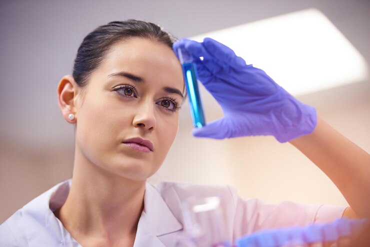 Foto laboratorio de tubo de ensayo y mujer científica con líquido de vacuna para investigación de investigación o prueba de virus cura farmacéutica y mano de técnico de laboratorio para experimento de análisis o estudio médico