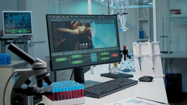 Laboratório vazio com animação de dna em computador e equipamento químico. Ninguém na sala de ciências com documentos, microscópio, tubos de ensaio, micropipeta e vacutainer para experimentos