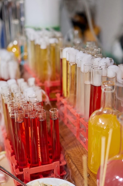 Laborglaswaren mit Alkoholcocktails auf chemischer Party
