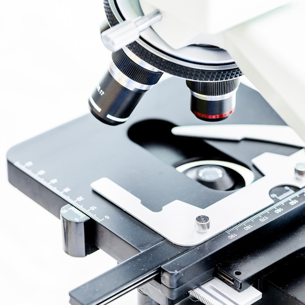 Labormikroskop mit dem Stereokular lokalisiert auf einem weißen Hintergrund