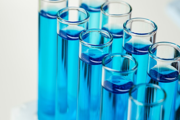 Laborreagenzgläser mit blauer Flüssigkeit in Nahaufnahme