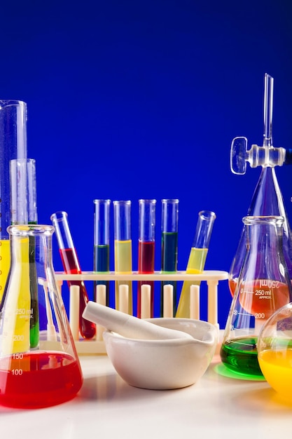 Laborset für Chemie mit farbigen Flüssigkeiten darin. Glaswaren und Biologiegeräte