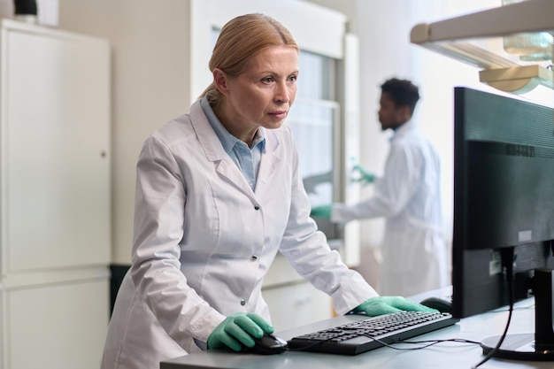 Labortechnikerin schaut auf einen Computerbildschirm