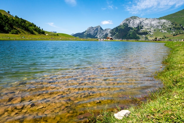 Lac De La Cour e paisagem montanhosa no Grand-Bornand, Haute-savoie, França