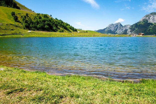 Lac De La Cour e paisagem montanhosa no Grand-Bornand, Haute-savoie, França