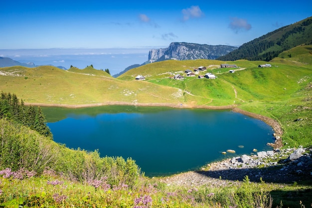 Lac De Lessy und Berglandschaft in The Grand-Bornand, Haute-Savoie, Frankreich