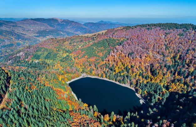 Lac du Ballon, um lago nas montanhas Vosges - Haut-Rhin, França