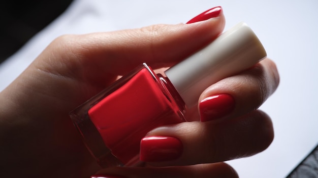 Laca vermelha brilhante elegante no conceito de unhas femininas