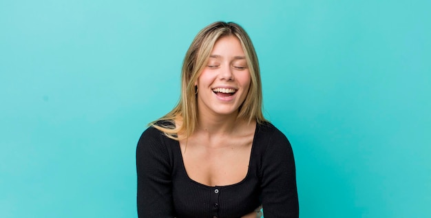 Lachen laut über einen witzigen Witz, fühlen sich glücklich und fröhlich, haben Spaß