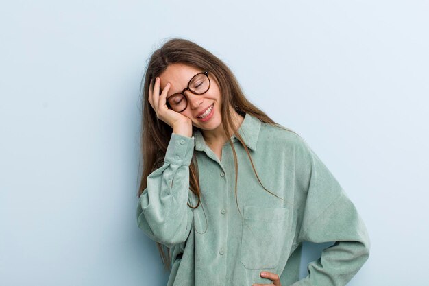 Lachen und auf die Stirn schlagen, als würde man sagen: „Oh, ich habe es vergessen, oder das war ein dummer Fehler