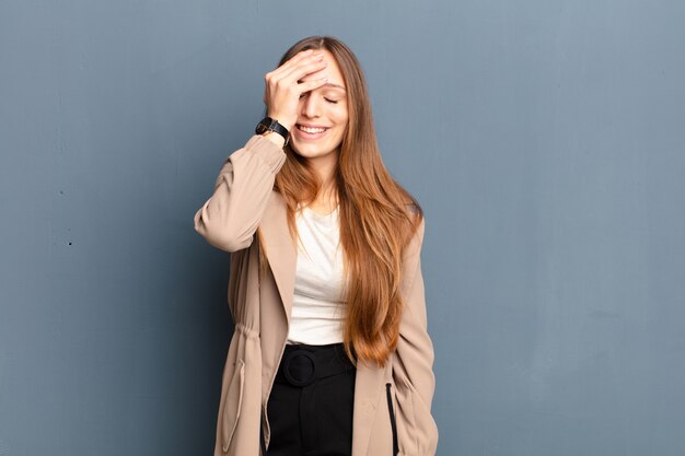 lachen und auf die Stirn schlagen