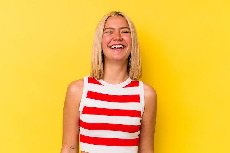 Foto lachen und augen schließen fühlt sich entspannt und glücklich an