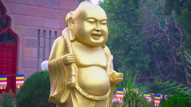 Lachende Buddha-Statue mit Buddha-Tempel Varansi Sarnath Uttar Pradesh Indien 29. November 2022