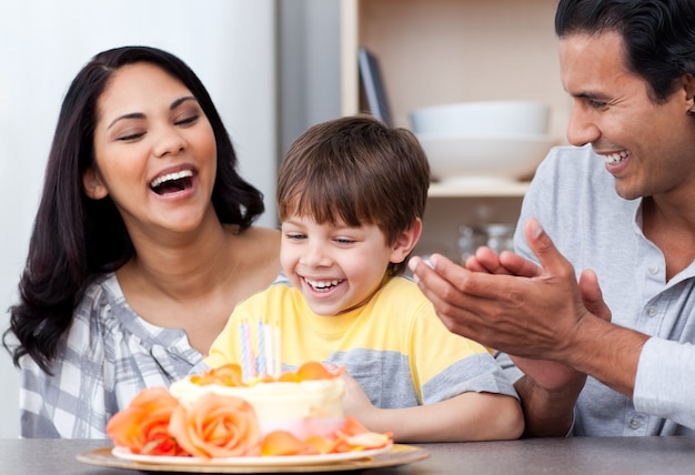 Lachende Familie, die zusammen einen Geburtstag feiert