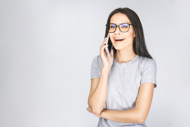 Lachende Frau, die am Telefon spricht