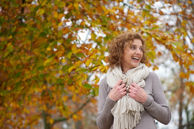 Lachende Frau im Herbst