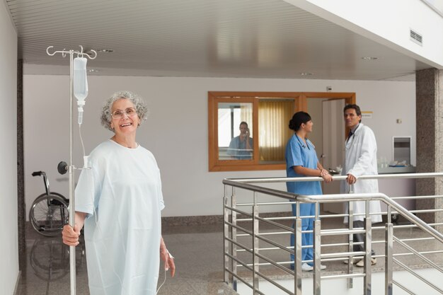 Foto lachende frau in einem krankenhaus